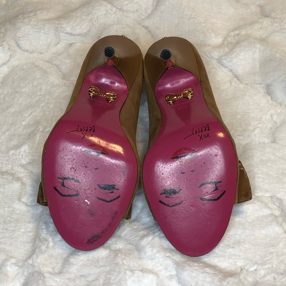 Betsy Johnson Knotted Brown Leather & Suede Pumps - Picture 4 of 5